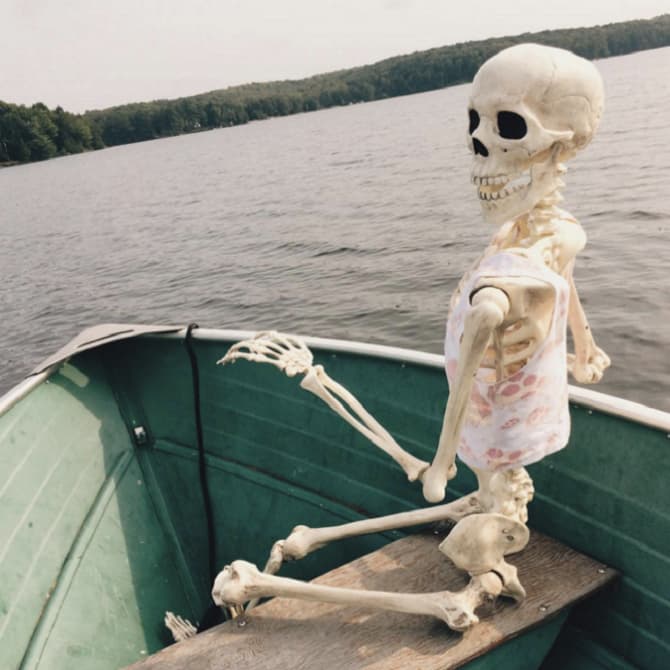 Picture of a skeleton in a rowing boat